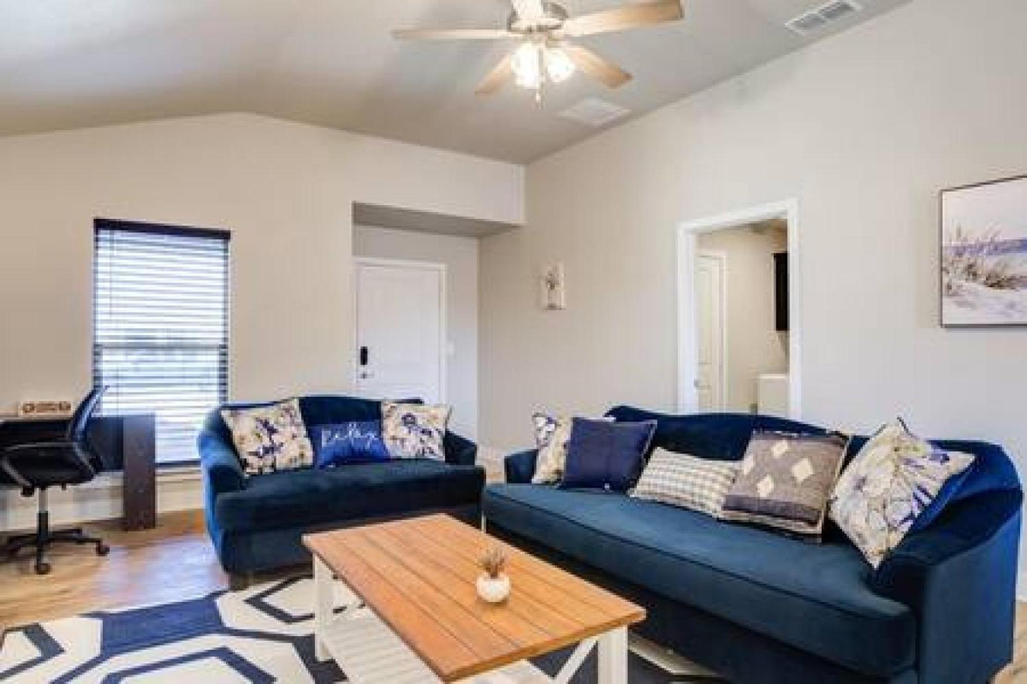 Milano Lodge - Cozy Retreat ลับบ็อก ภายนอก รูปภาพ